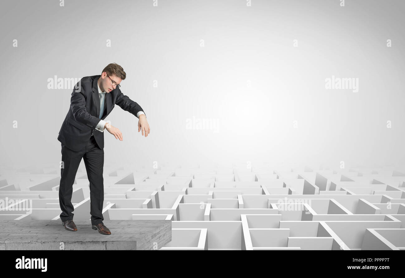 Zombi imprenditore elegante sulla parte superiore di un labirinto Foto Stock