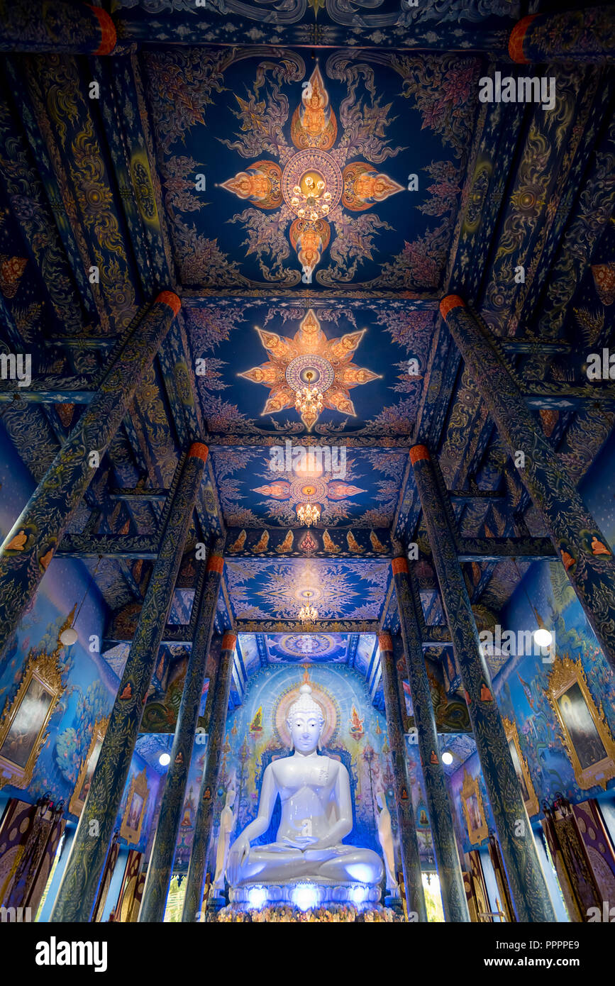 Giugno 4, 2018, Chiang Mai, Thailandia: interni di vibranti di Wat Rong Suea dieci (noto anche come Tempio Azzurro) con decorazioni luminose nel design, Thailandia Foto Stock