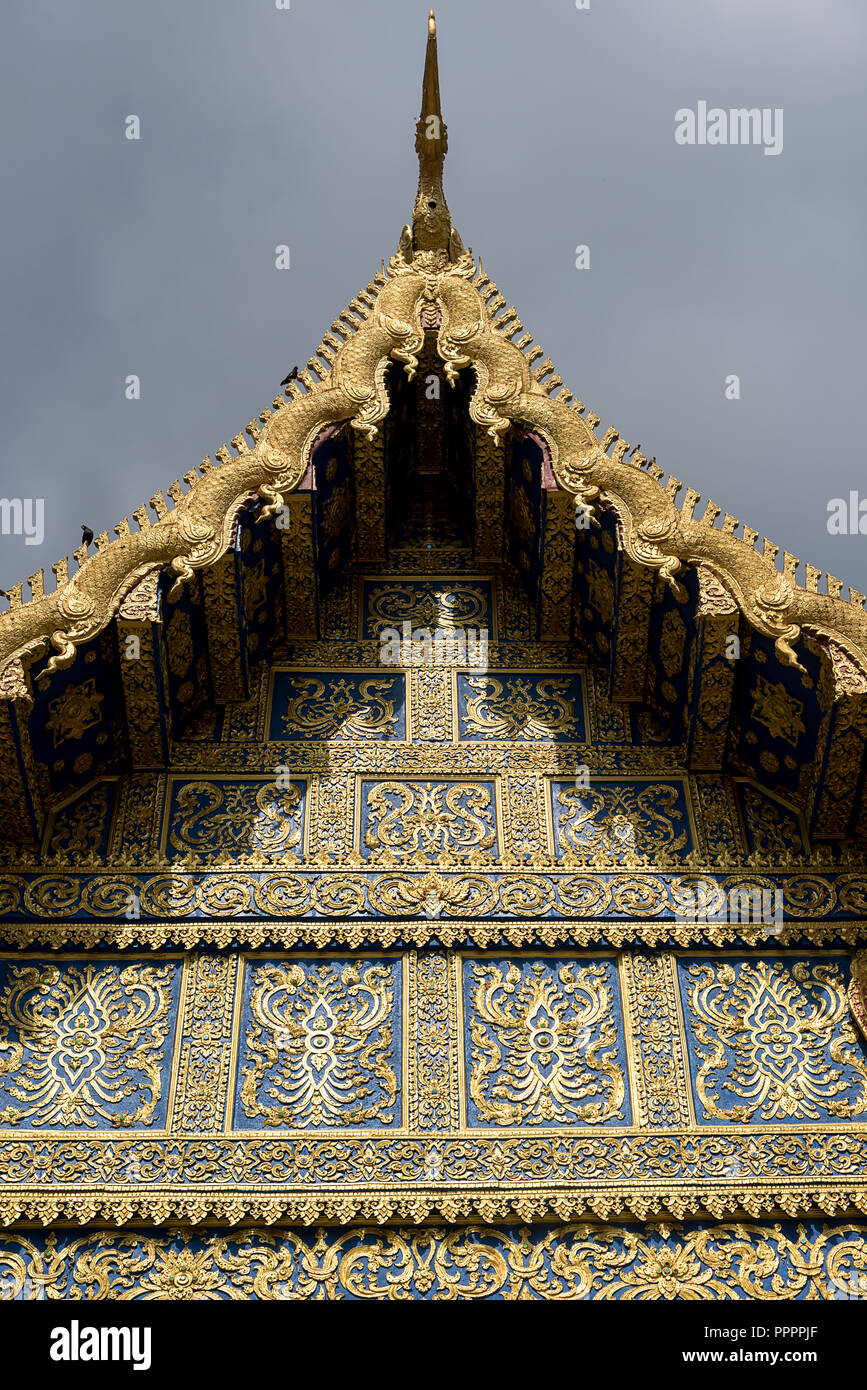 Da sotto il colpo di golden ornamentali in esterno del tempio orientale in Chiang Rai Foto Stock