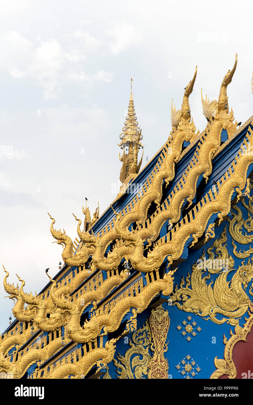 Colorato esterno ornamentale di Wat Rong Suea dieci (noto anche come Tempio Azzurro) con un bel design contro il cielo blu, Chiang Rai Foto Stock