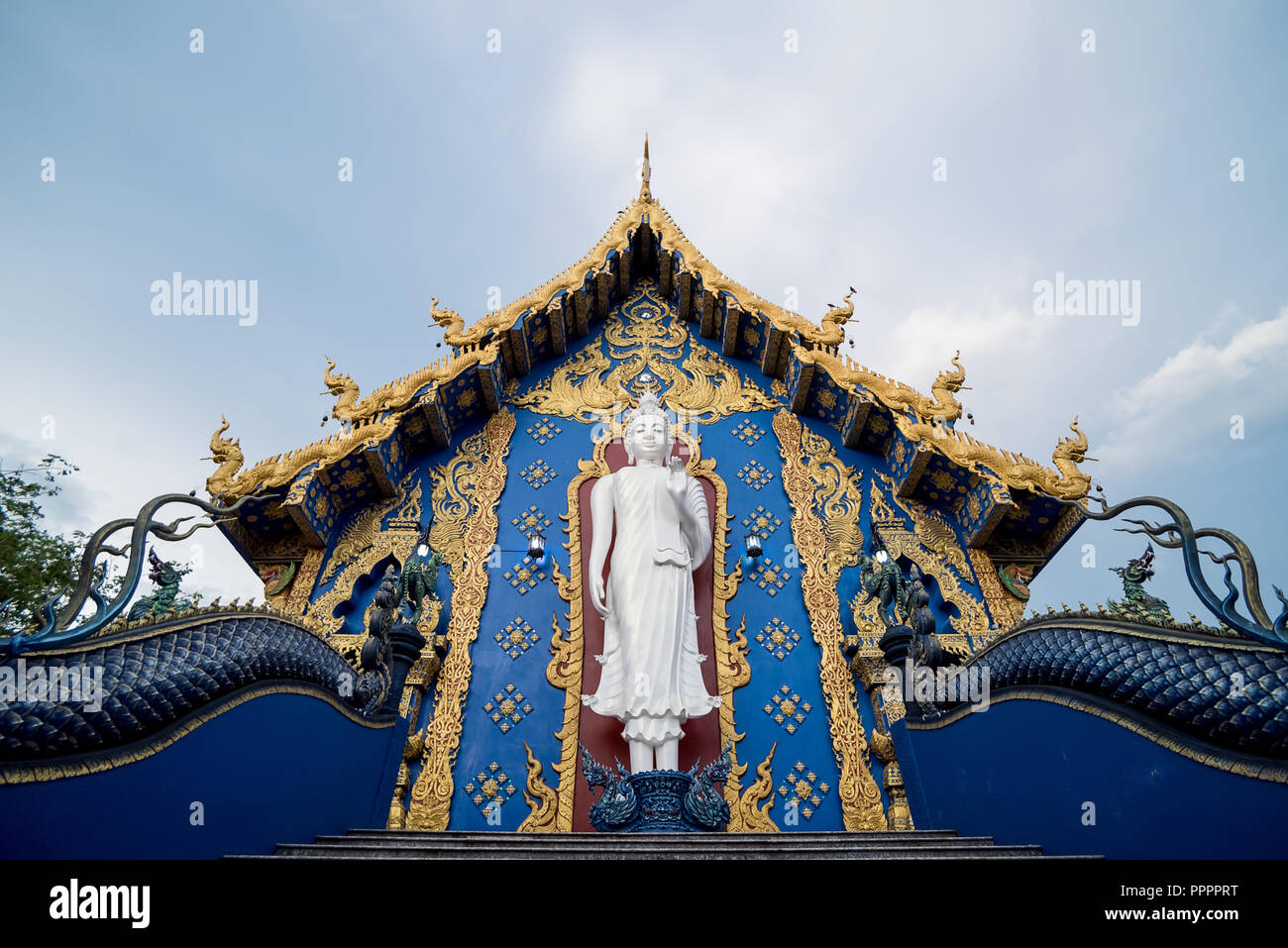 Da qui di seguito mostrano di bianco statua del Buddha nel design di Wat Rong Suea dieci (noto anche come Tempio Azzurro) con decorazioni dorate, Thailandia Foto Stock