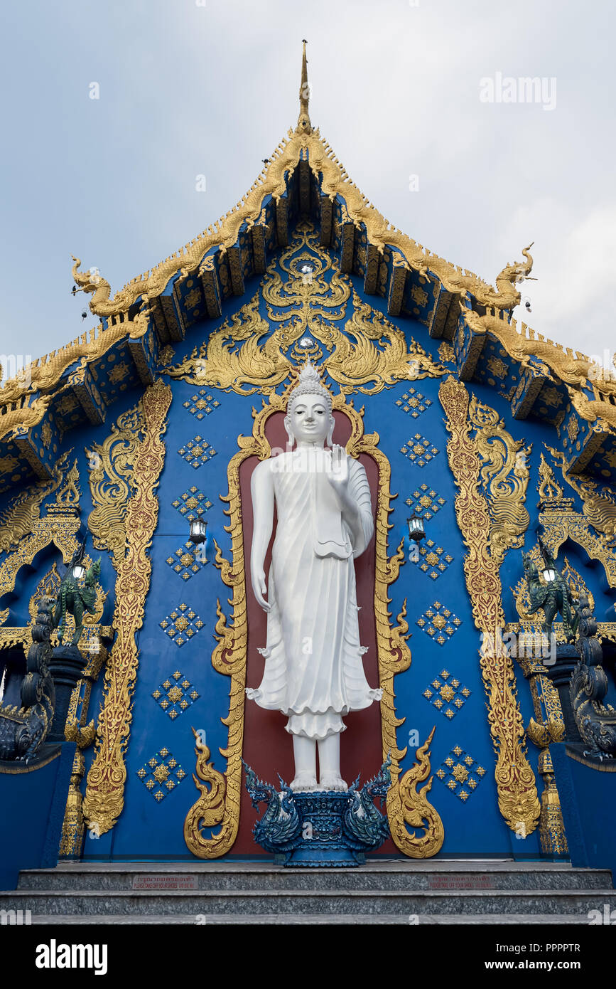 Da qui di seguito mostrano di bianco statua del Buddha nel design di Wat Rong Suea dieci (noto anche come Tempio Azzurro) con decorazioni dorate, Thailandia Foto Stock