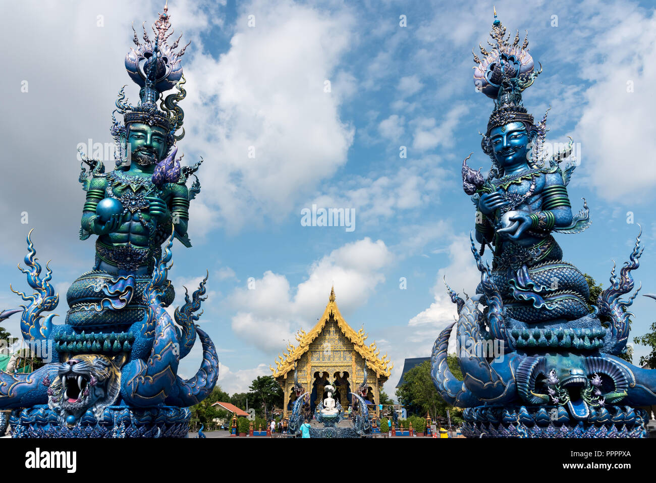Colorato esterno ornamentale di Wat Rong Suea dieci (noto anche come Tempio Azzurro) con un bel design contro il cielo blu, Chiang Rai Foto Stock