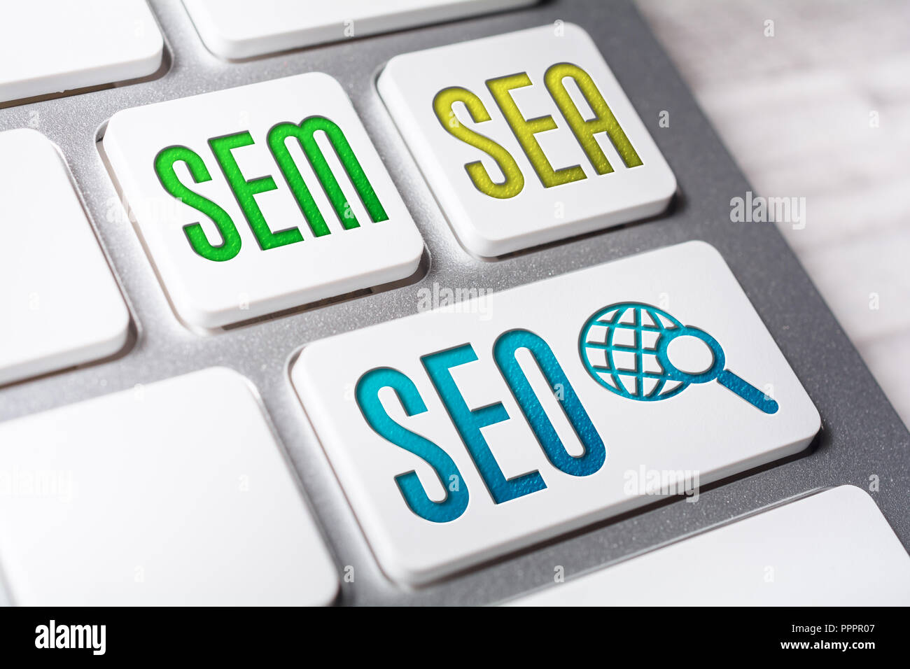 Macro di parole di SEO, SEM e sul mare da tre pulsanti della tastiera Foto Stock
