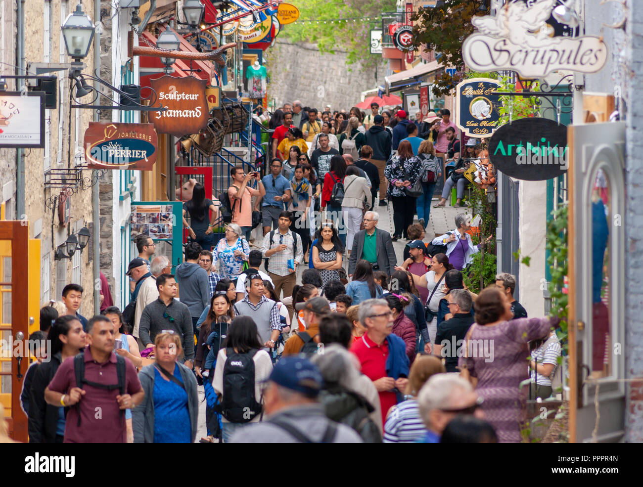 La folla di turisti per passeggiare sulla Rue du Petit Champlain - una famosa strada dello shopping nel quartiere storico della città bassa nella Vecchia Quebec Quebec City Foto Stock