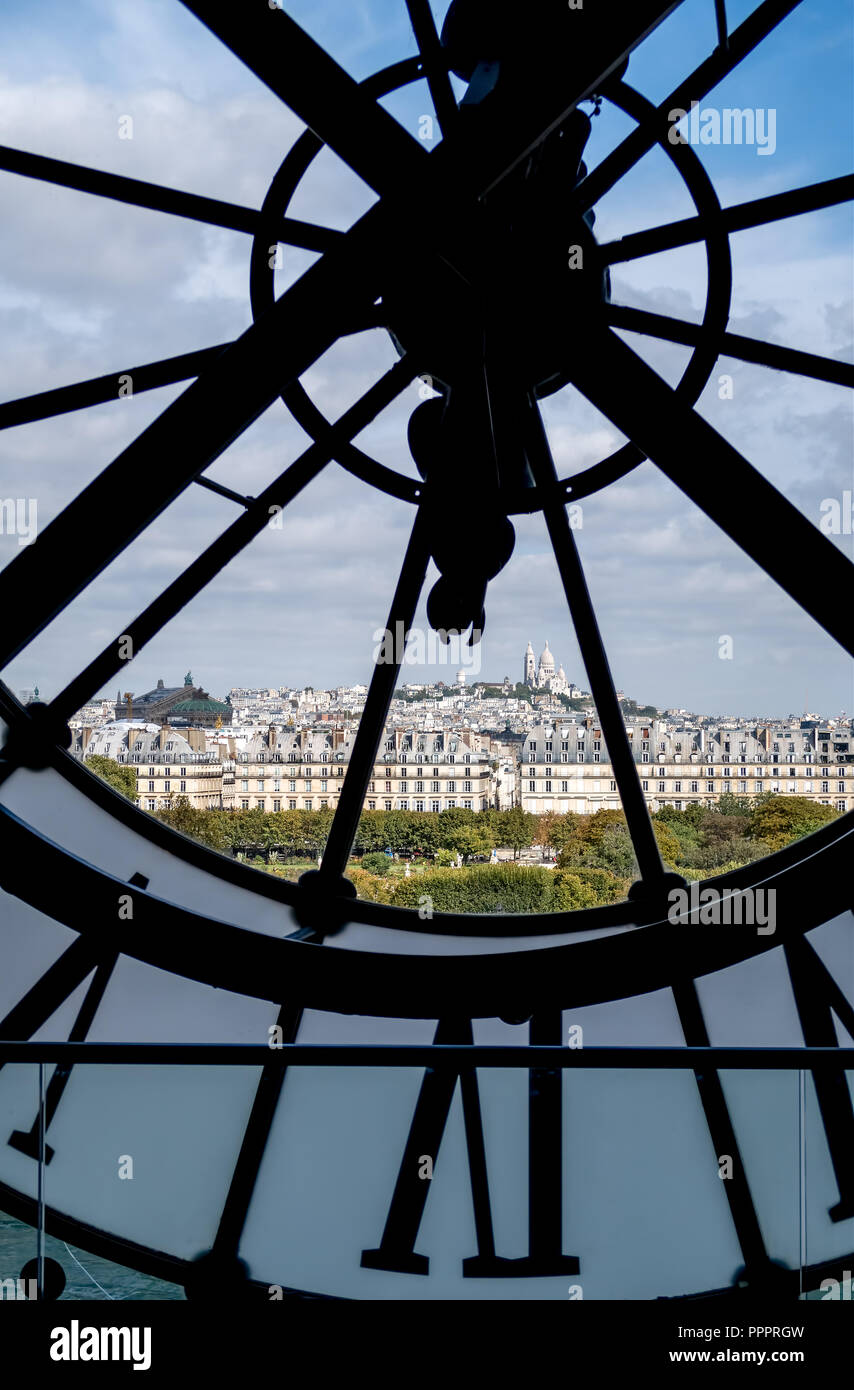Paesaggio urbano di Parigi attraverso il gigantesco orologio al Musee d'Orsay Foto Stock