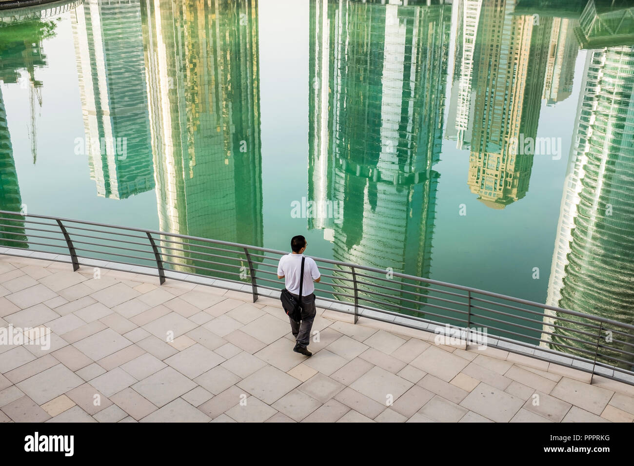 Le riflessioni di edifici su un lago artificiale con Jumeirah Lakes Towers, Dubai, Emirati Arabi Uniti Foto Stock