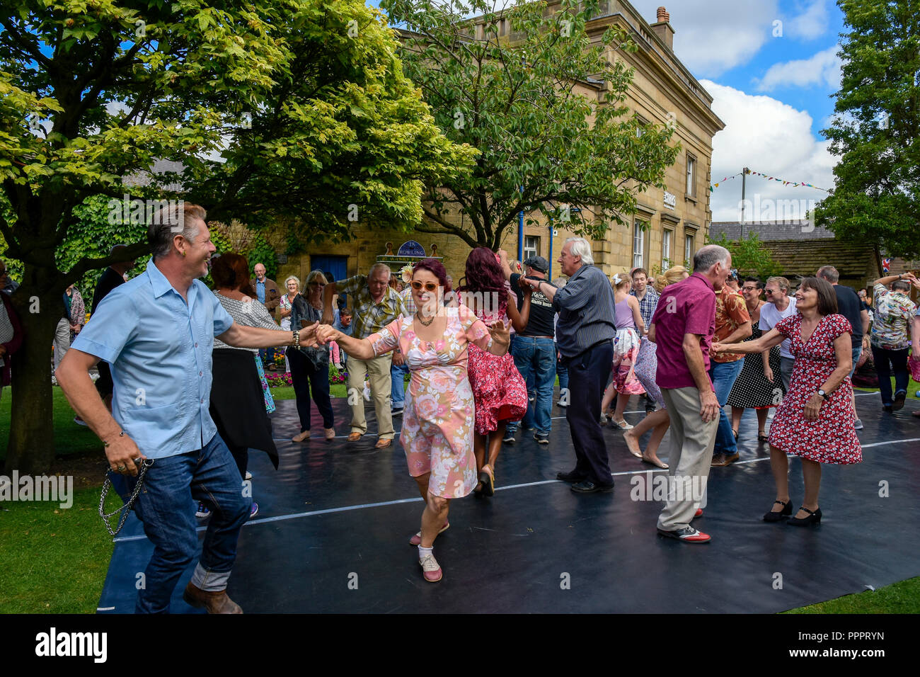 Gente che balla all'aperto giorno di ballo evento Bakewell Derbyshire Inghilterra Foto Stock