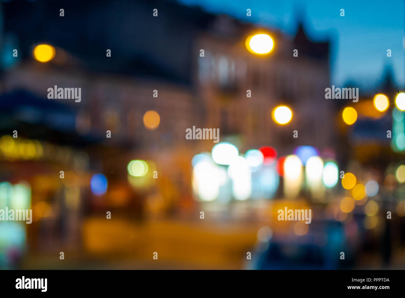 Bella serata scenario della città europea. street con lanterne luminose abstract la sfocatura dello sfondo. effetto bokeh di fondo Foto Stock