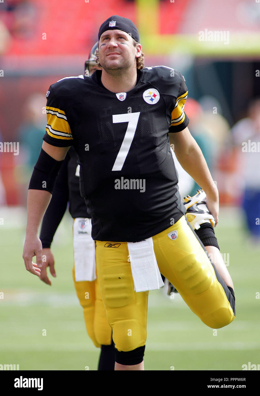 Pittsburgh Steelers quarterback Ben Roethlisberger non si riscalda prima di iniziare la partita contro i delfini di Miami a Landshark Stadium di Miami il 3 gennaio 2010. Foto Stock