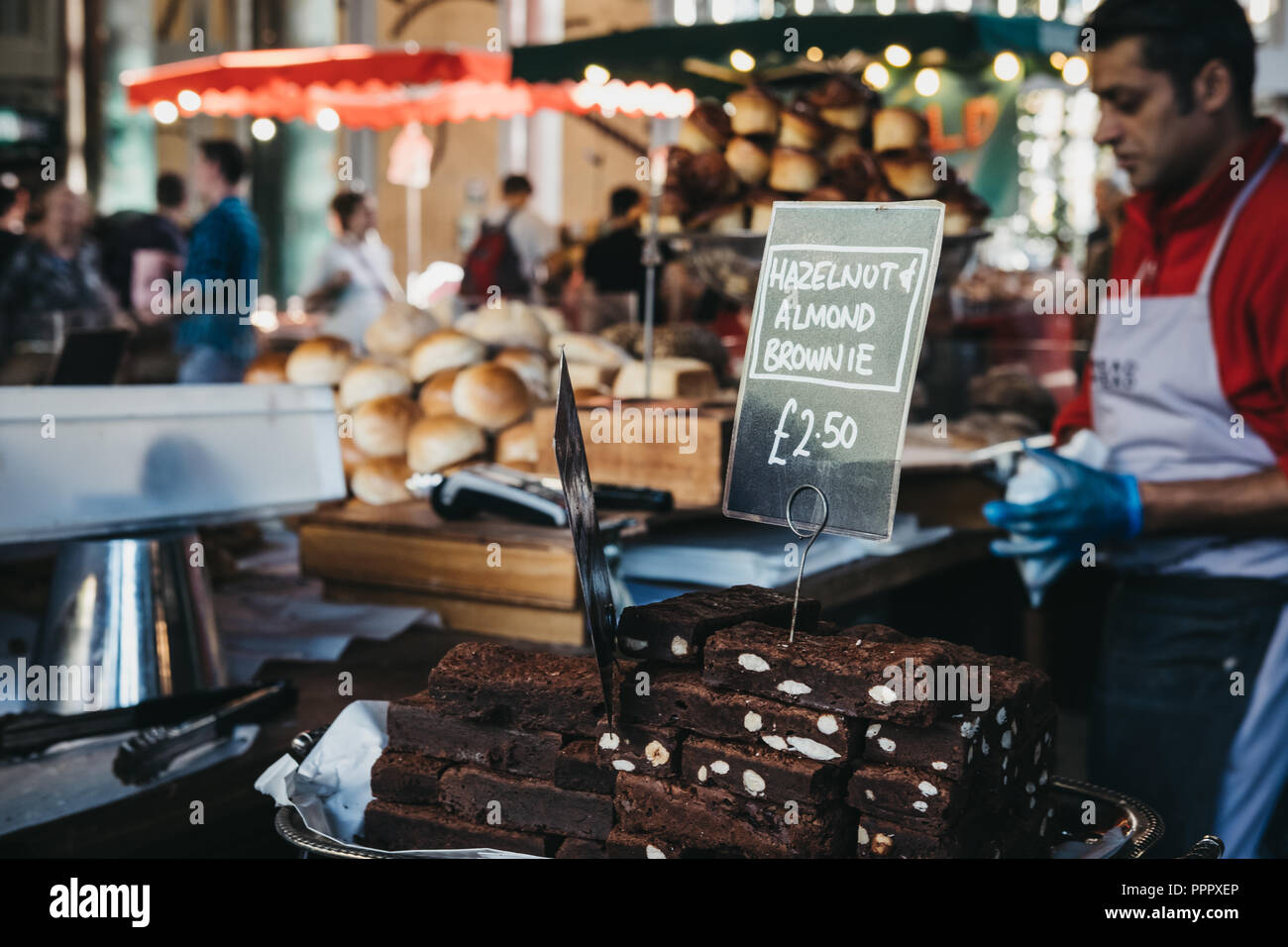 London, Regno Unito - 17 Settembre 2018: Brownies in vendita al mercato di Borough, venditore sullo sfondo. Borough Market è uno dei più grandi e più antiche cibo ma Foto Stock