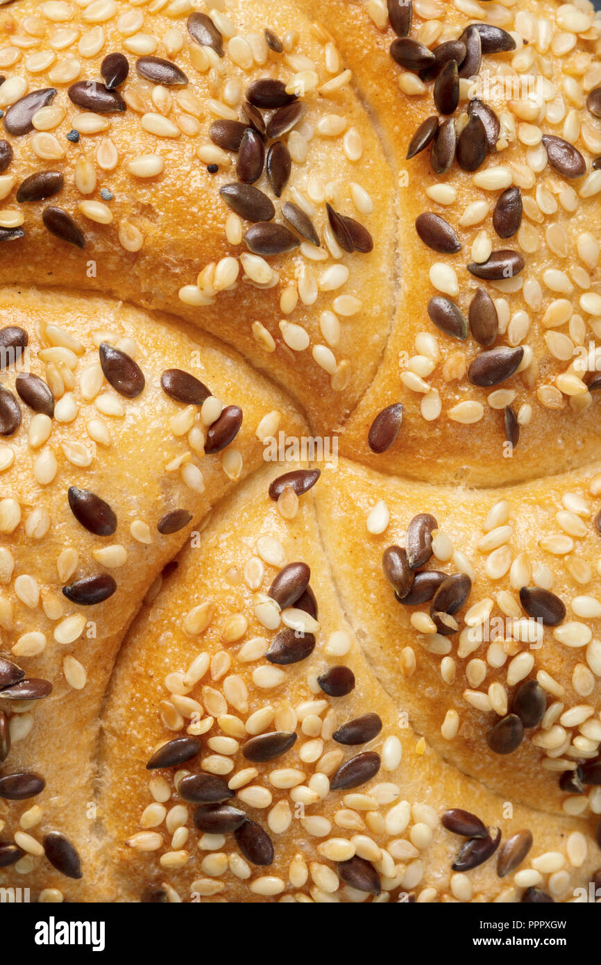 Turno unico pane scuro con i semi di sesamo, vista dall'alto, close up Foto Stock
