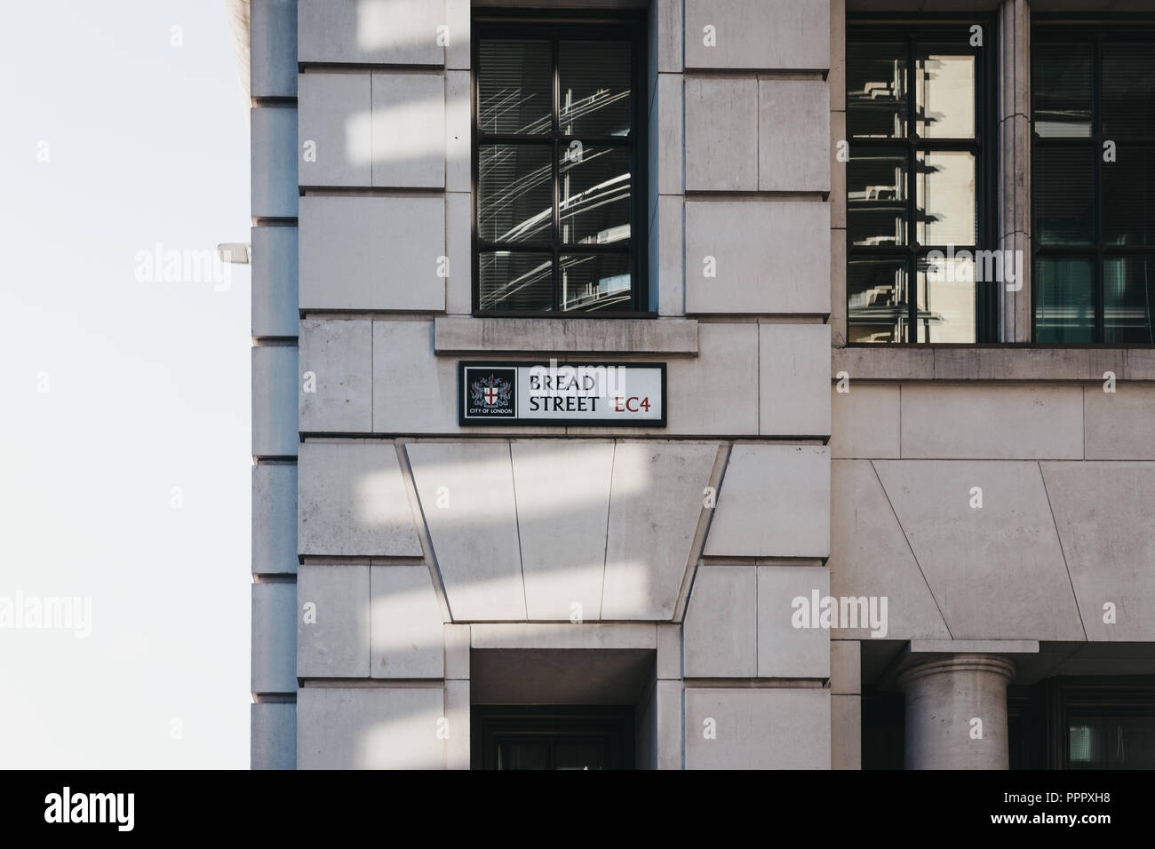 Il nome della strada segno su un lato di un edificio su Bread Street, Città di Londra, Regno Unito. Foto Stock