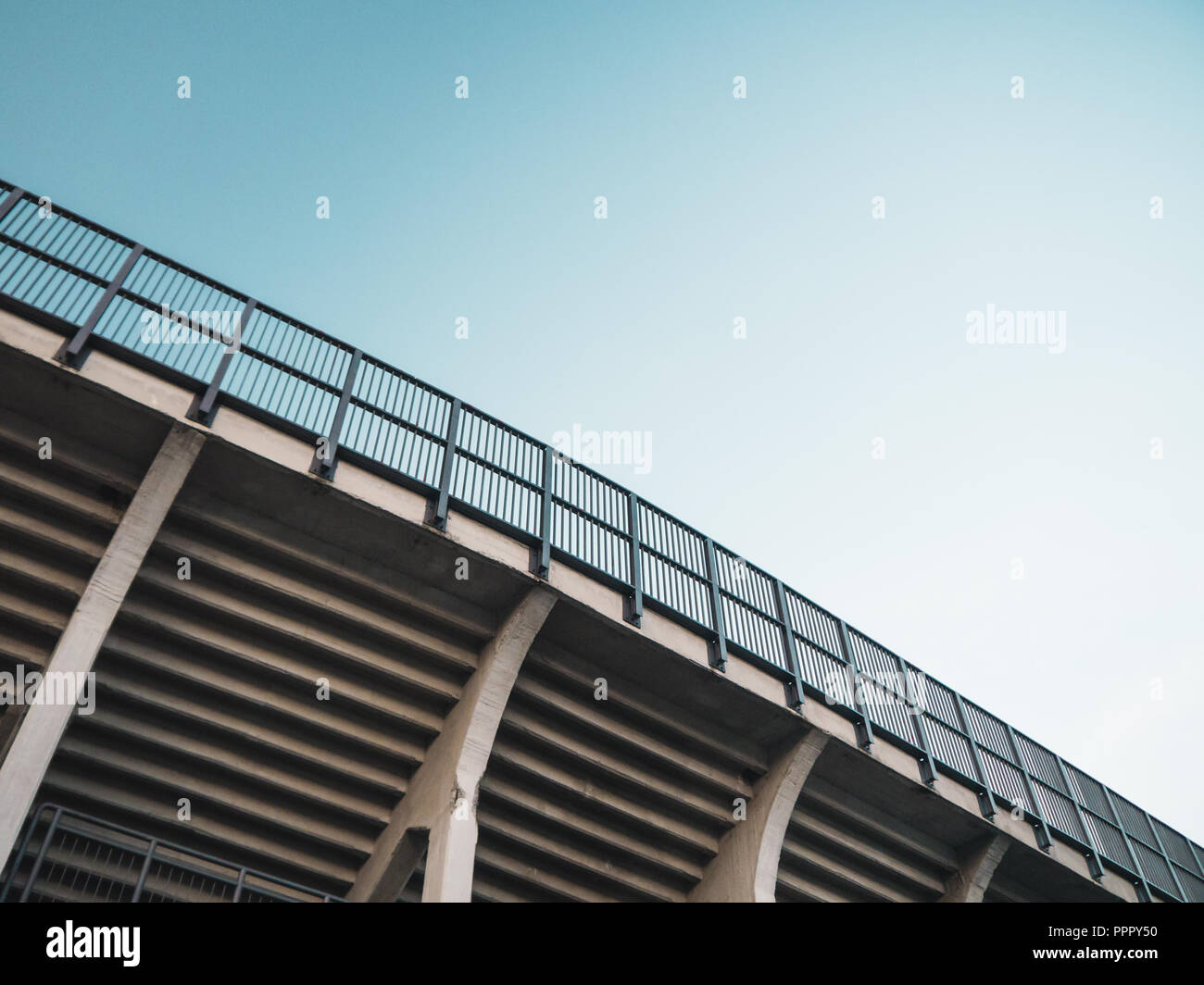 Vista minimalista di una tribuna in uno stadio di calcio Foto Stock