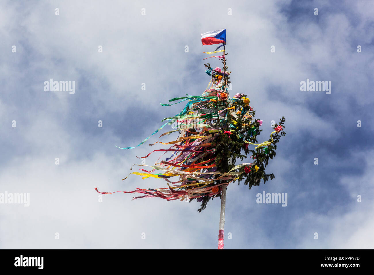 Bandiera ceca sulla sommità del Maypole Repubblica Ceca Foto Stock