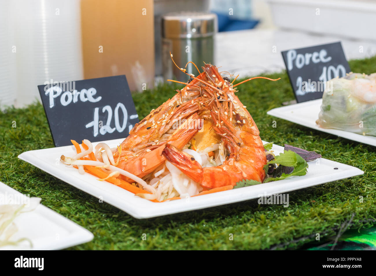 Carta coaster con la porzione del vedere cibo con verdura e pane. 2 scampi alla griglia con verdura e pane. Foto Stock