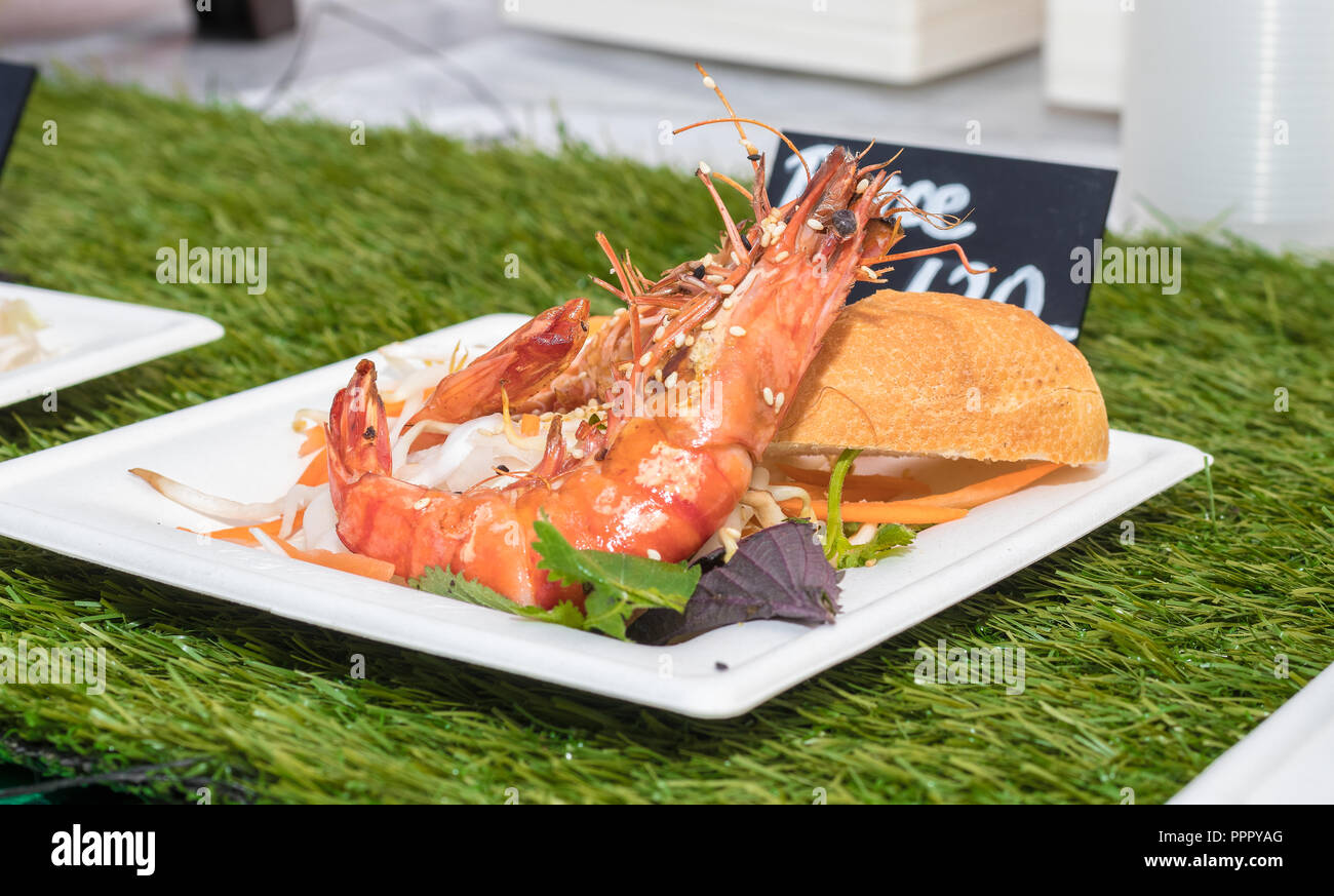 Carta coaster con la porzione del vedere cibo con verdura e pane. 2 scampi alla griglia con verdura e pane. Foto Stock