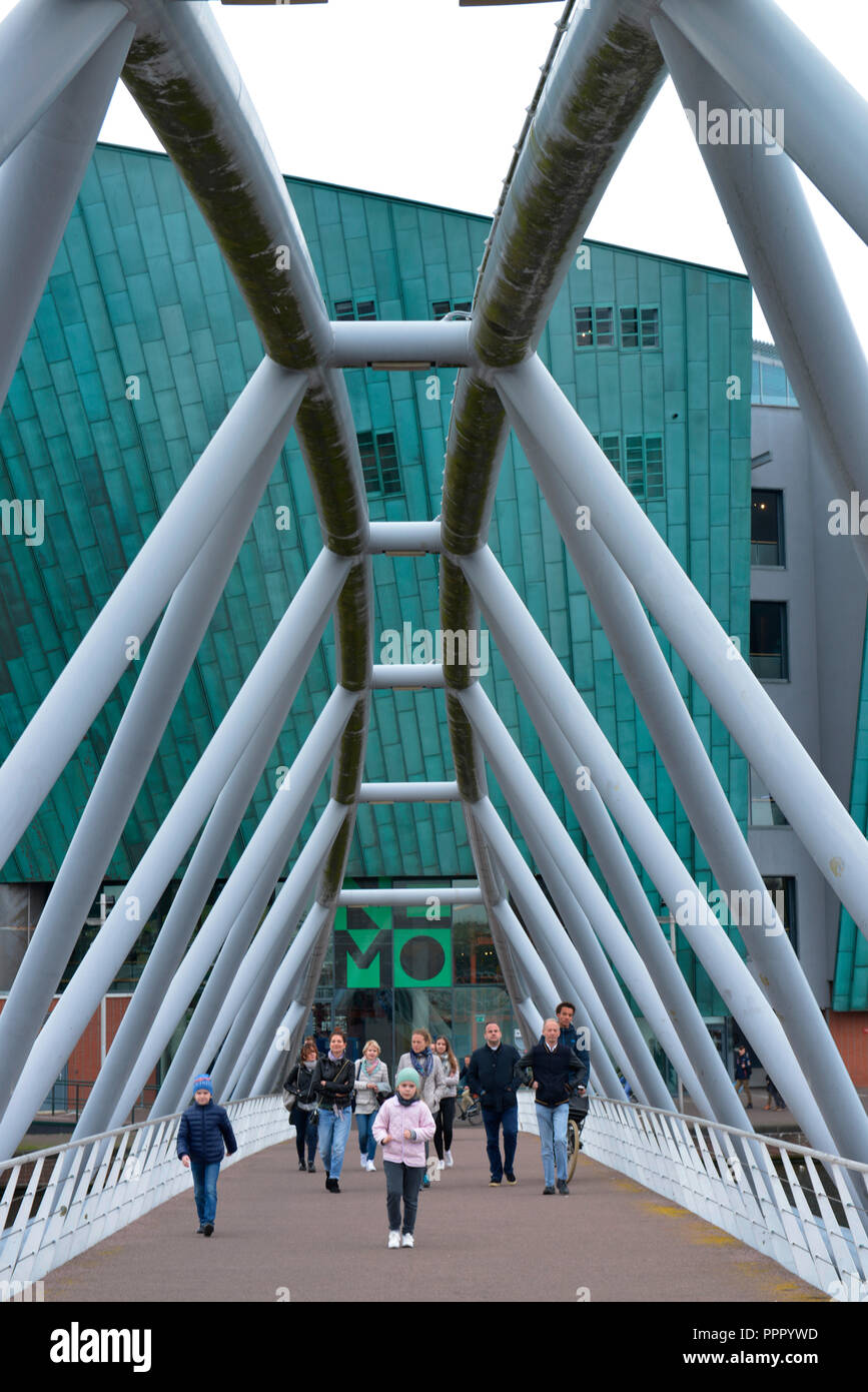 Fussgaengerbruecke, il Centro Scientifico Nemo, Oosterdok, Amsterdam, Niederlande Foto Stock