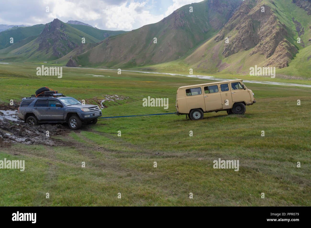 Tirare fuori un impantanati auto, Kurumduk valley, provincia di Naryn, Kirghizistan, Asia centrale Foto Stock