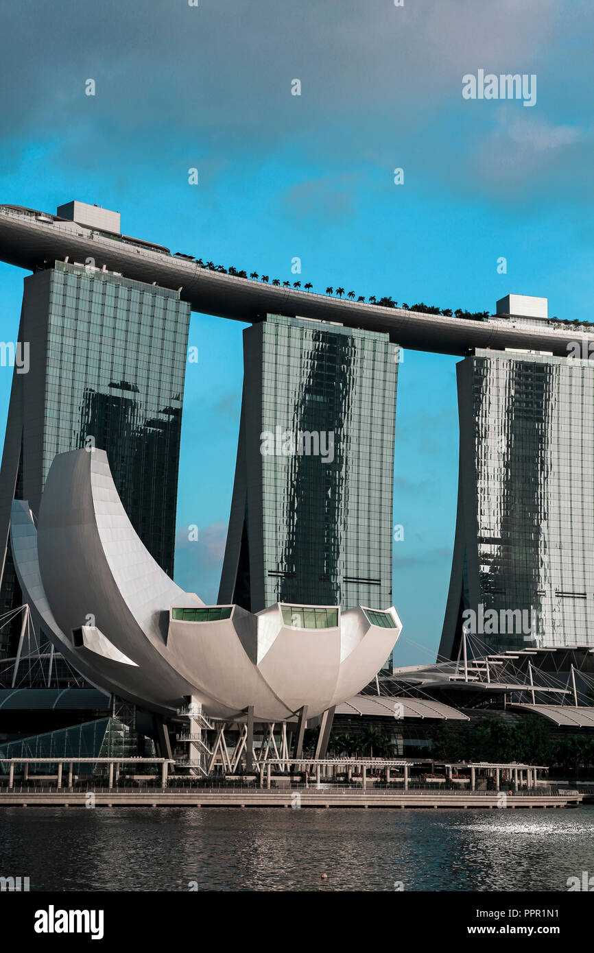 Marina Bay Sands hotel di lusso e il museo ArtScience a Marina Bay, Singapore. Foto Stock