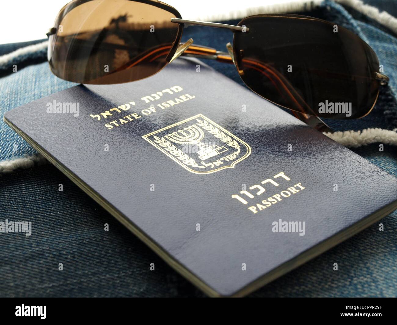 Israele Travel Passport - Darkon israeliani con gli occhiali da sole sul denim Foto Stock