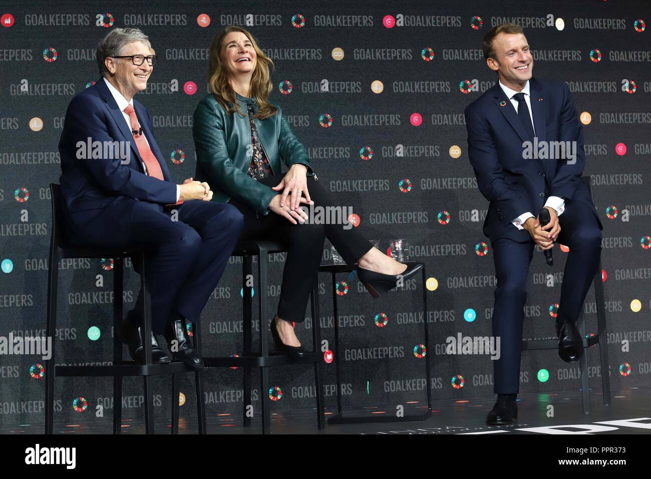 Bill Gates, Melinda Gates e Presidente Emmanuel Macron parlare alla Bill and Melinda Gates Foundation's portieri evento al jazz presso il Lincoln Center di New York. Foto Stock