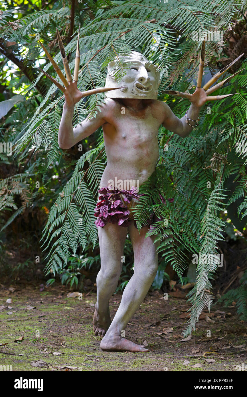 Uomo di fango ballando con le dita estese in Papua Nuova Guinea Foto Stock