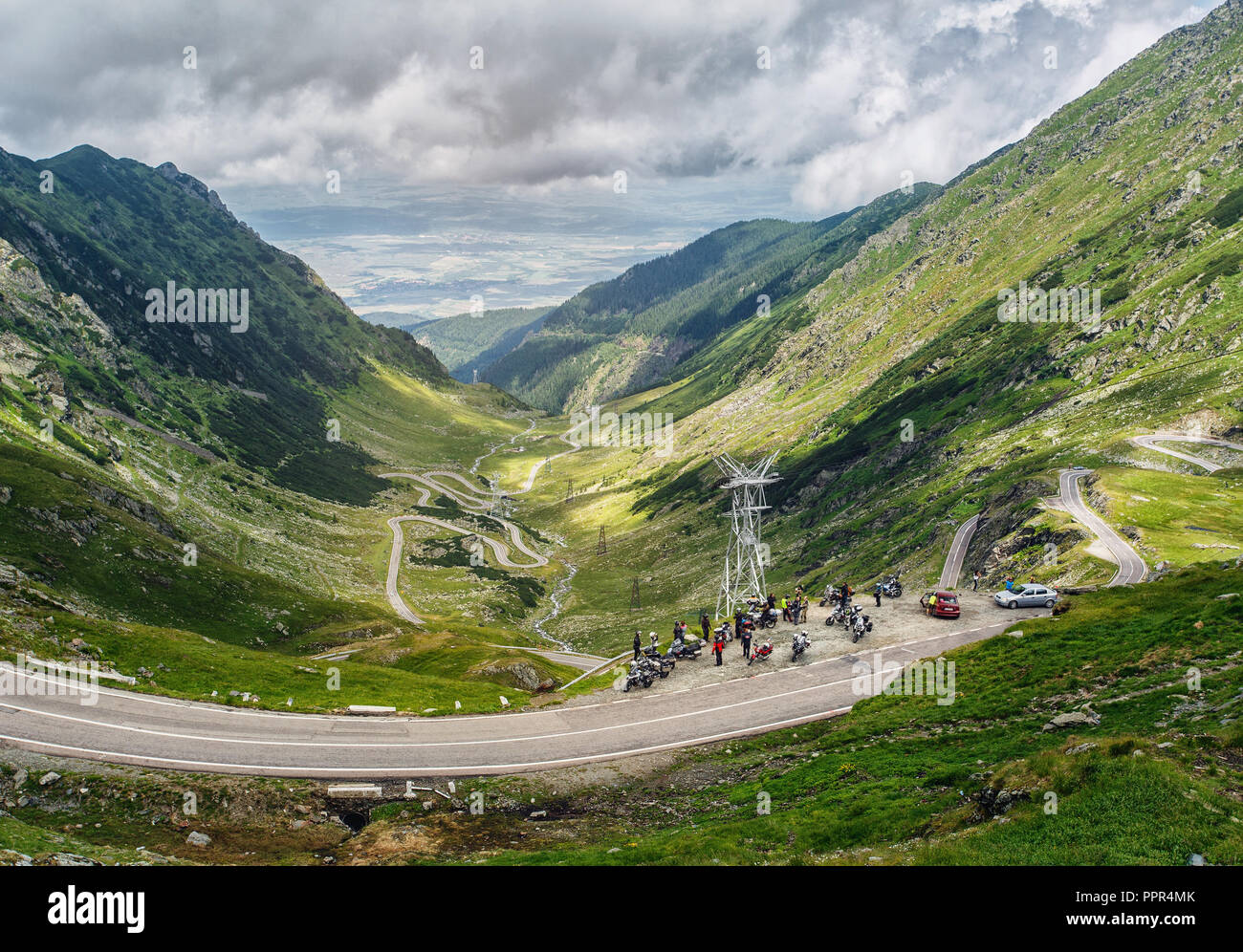 Paesaggio di montagna. Carpazi romeni. Scogliere vicino Transfagarasan road. Bikers Motorcycle Company. Transfagarasan highway, il più bel roa Foto Stock