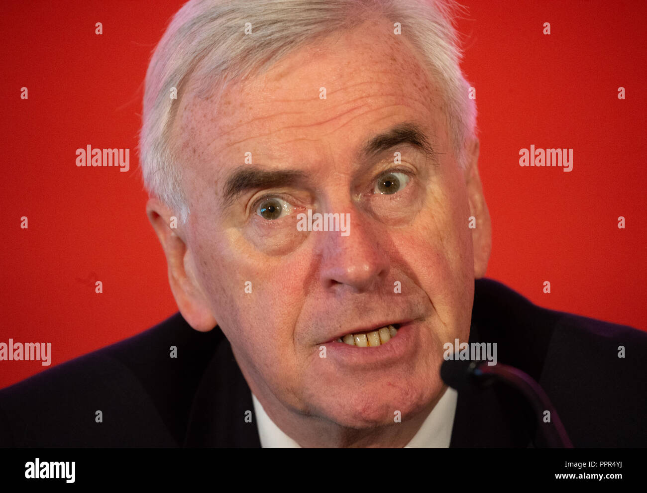 Cancelliere ombra, John McDonnell, parlando al Partito laburista conferenza in Liverpool. Foto Stock
