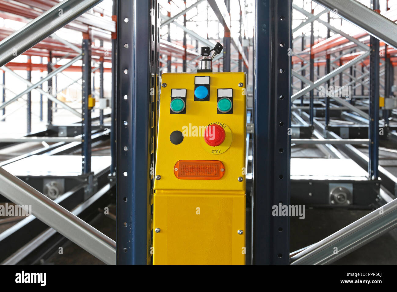 Il controllo di potenza del mobile sistema di scaffalature nel magazzino Foto Stock