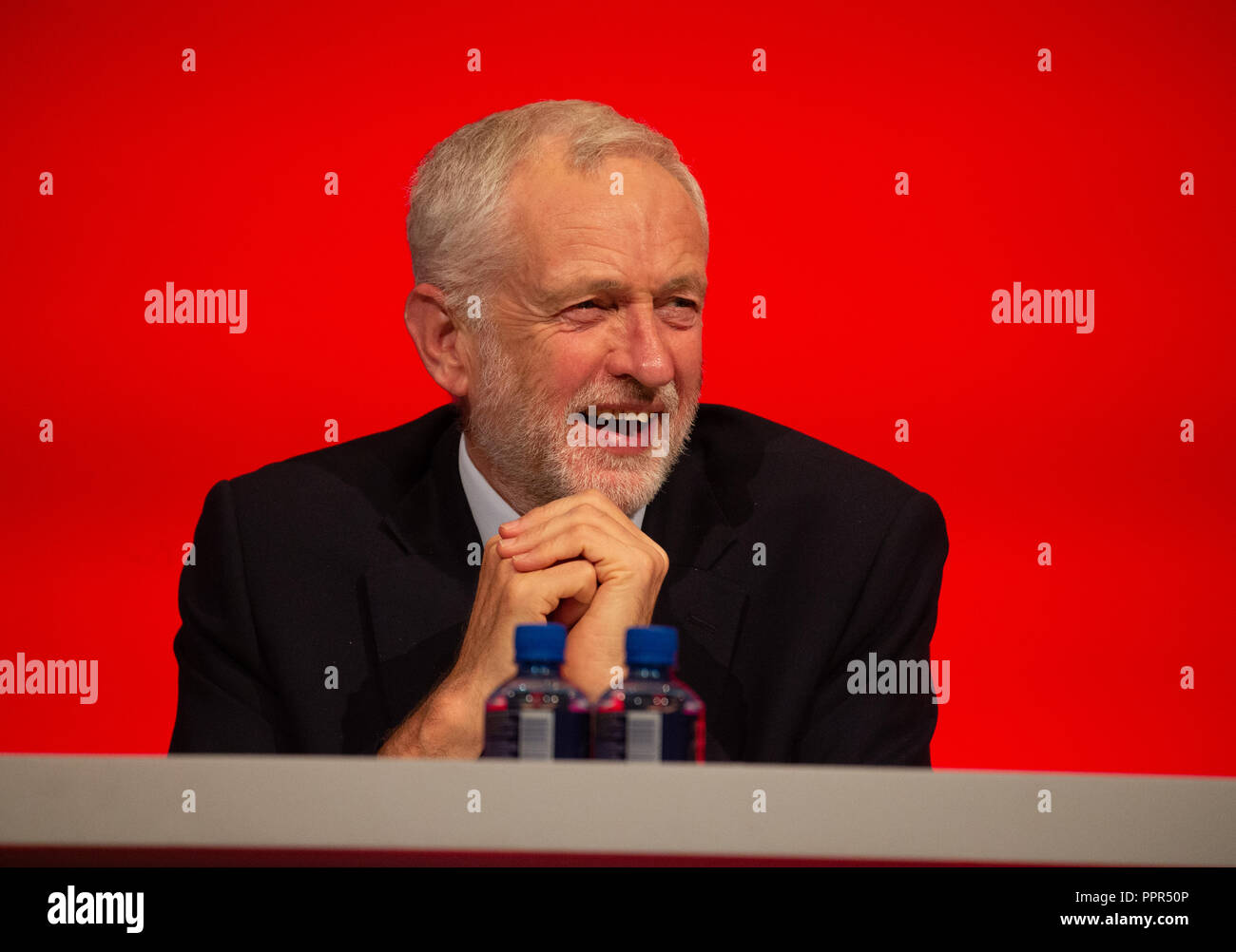Leader laburista, Jeremy Corbyn, sorridente e di buon umore al Partito laburista conferenza in Liverpool. Foto Stock