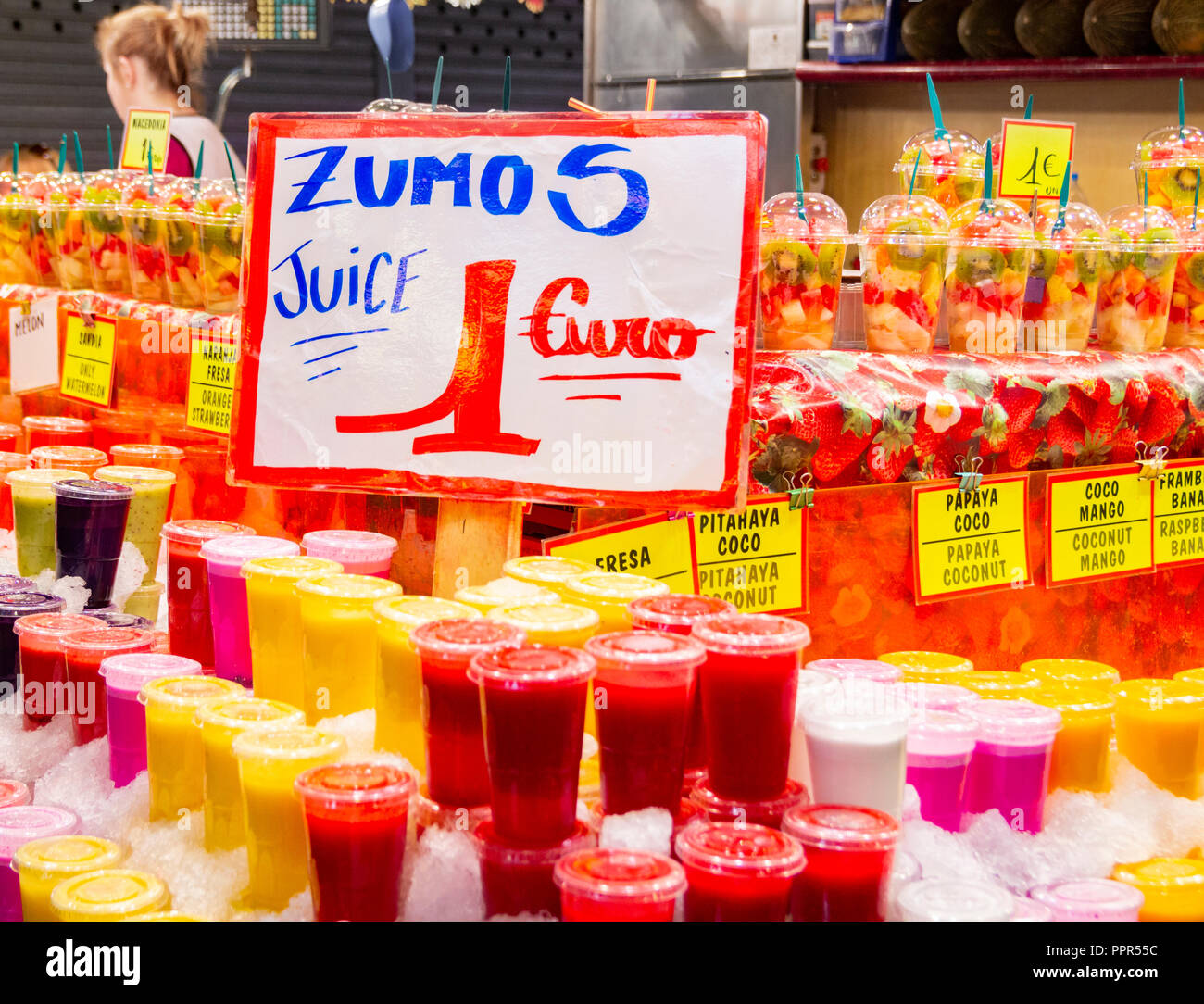 Succhi di frutta fresca e frullati in mercato La Boqueria appena di Las Ramblas di Barcellona, Spagna Foto Stock