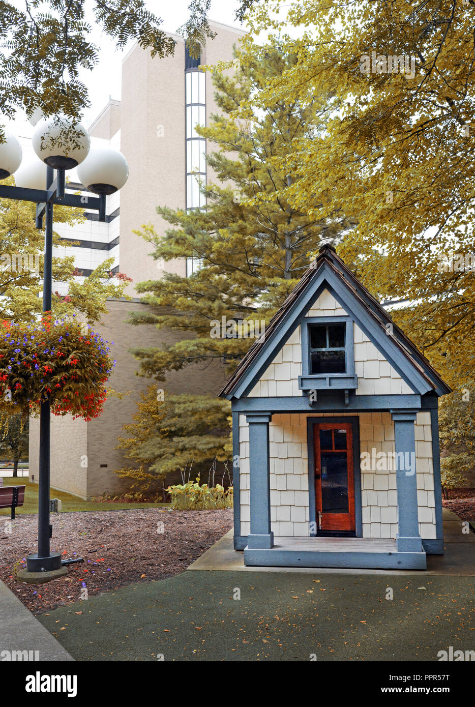 Maddie's Storybook Cottage nel giardino del C.S. Mott ospedale per bambini presso la University of Michigan Medical Center di Ann Arbor, Michigan. Foto Stock