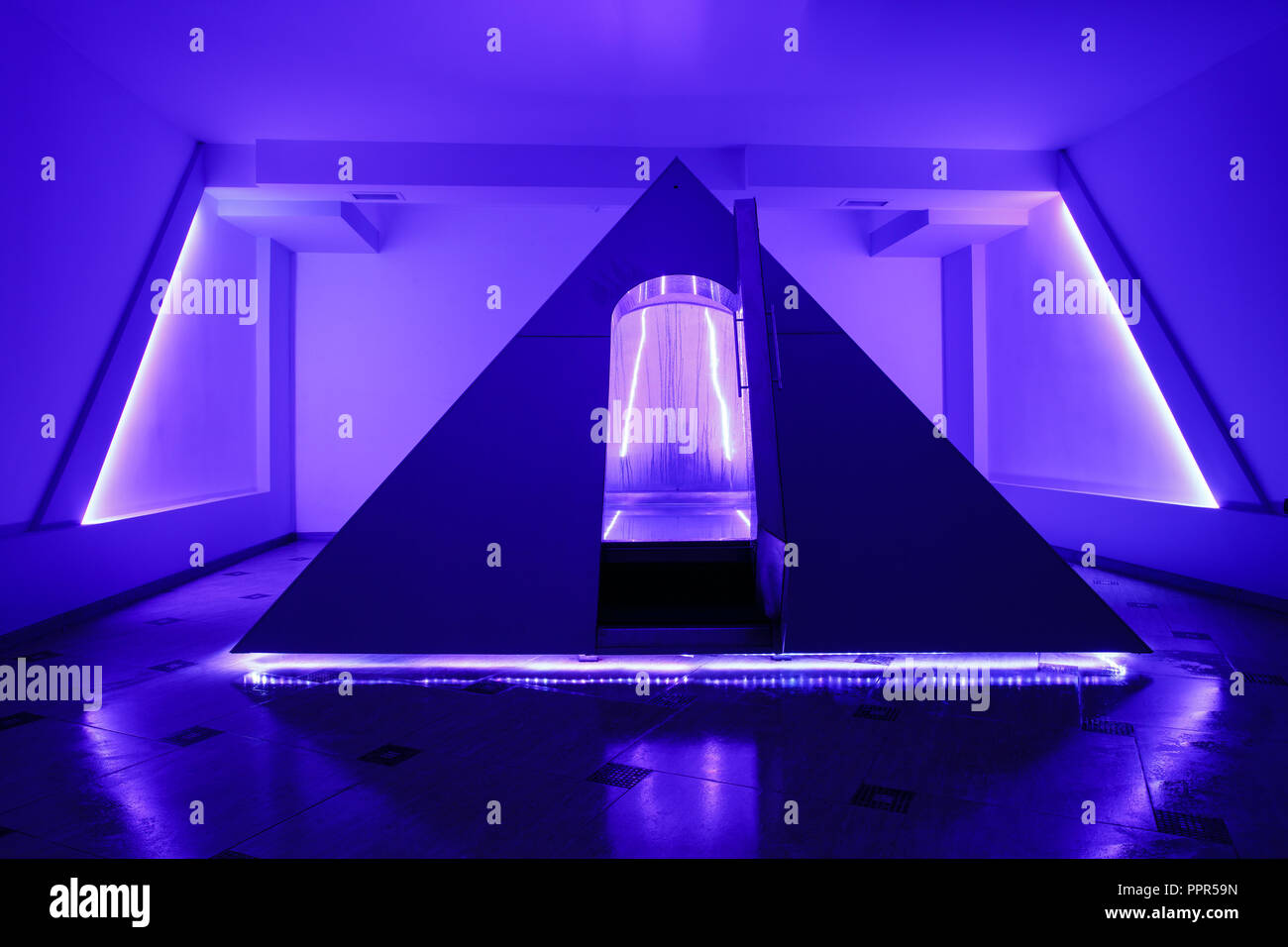 Fotocamera flottante nella forma di una piramide nel centro di ricreazione. Floatinh effetto positivo sul vostro corpo. Avete una sensazione di leggerezza e ful Foto Stock