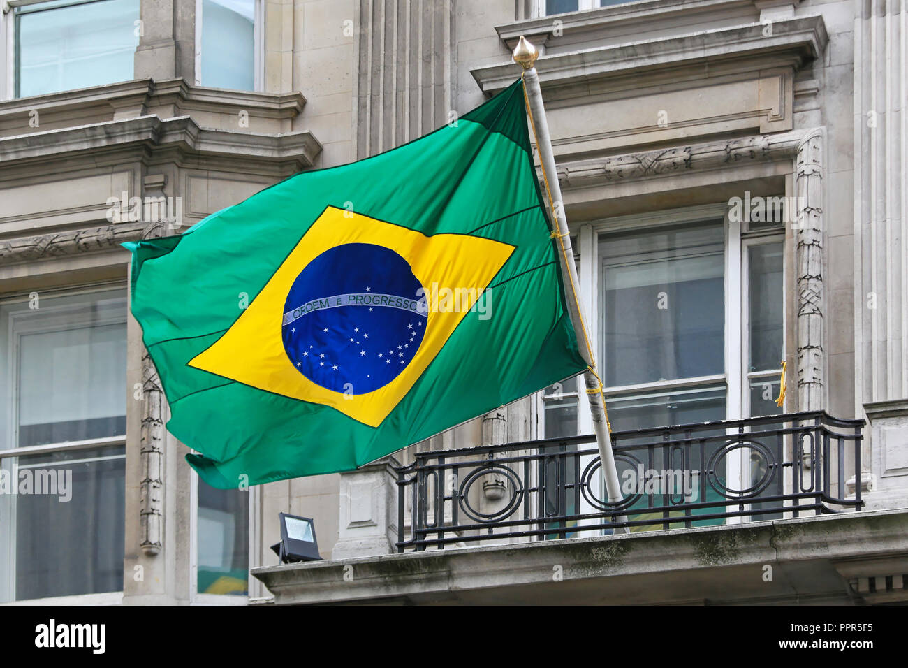 Gazzetta Repubblica federativa del Brasile bandiera nazionale alla costruzione Foto Stock