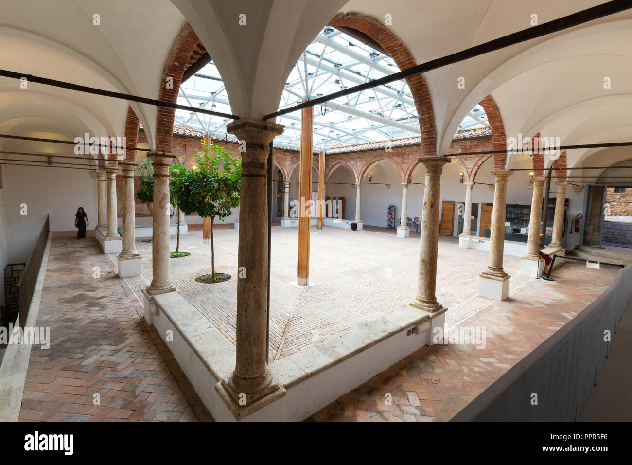L'interno dei chiostri medievali, Chiesa di Santangostino ( Chiesa di Santangostino ), Montalcino Toscana Italia Europa Foto Stock