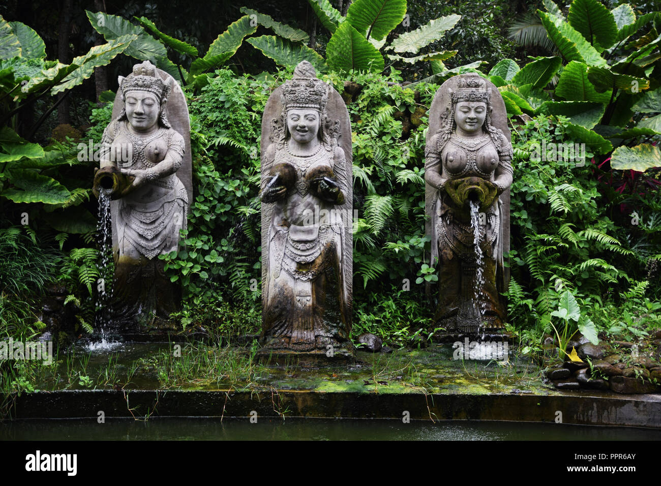 Statue femminili acqua versando di brocche Foto Stock
