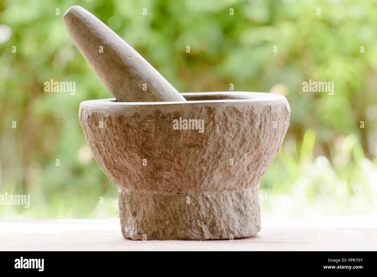 Il pestello e mortaio in pietra il suo dispositivo è usato per preparare  gli ingredienti o sostanze da frantumazione e macinazione Foto stock - Alamy