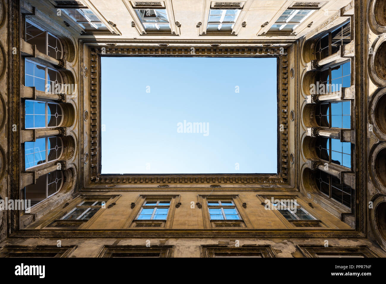 Dettagli architettonici di un cortile aperto in un edificio ild a Budapest, Ungheria. Foto Stock