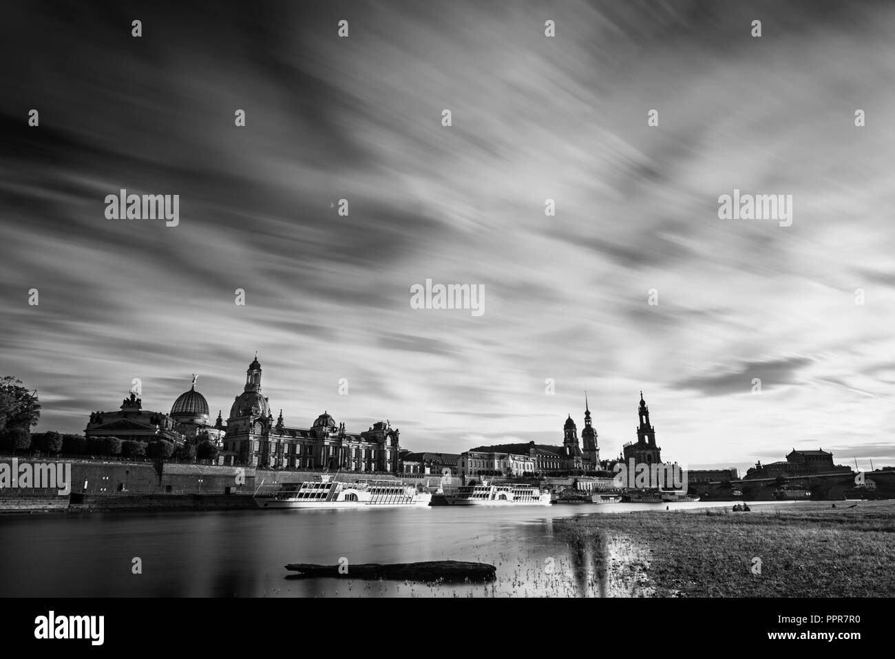 Vista del centro storico di Dresda dal Neustädter Elbufer, con alcuni dei suoi edifici principali per essere riconosciuti, compresi la Frauenkirche. Foto Stock