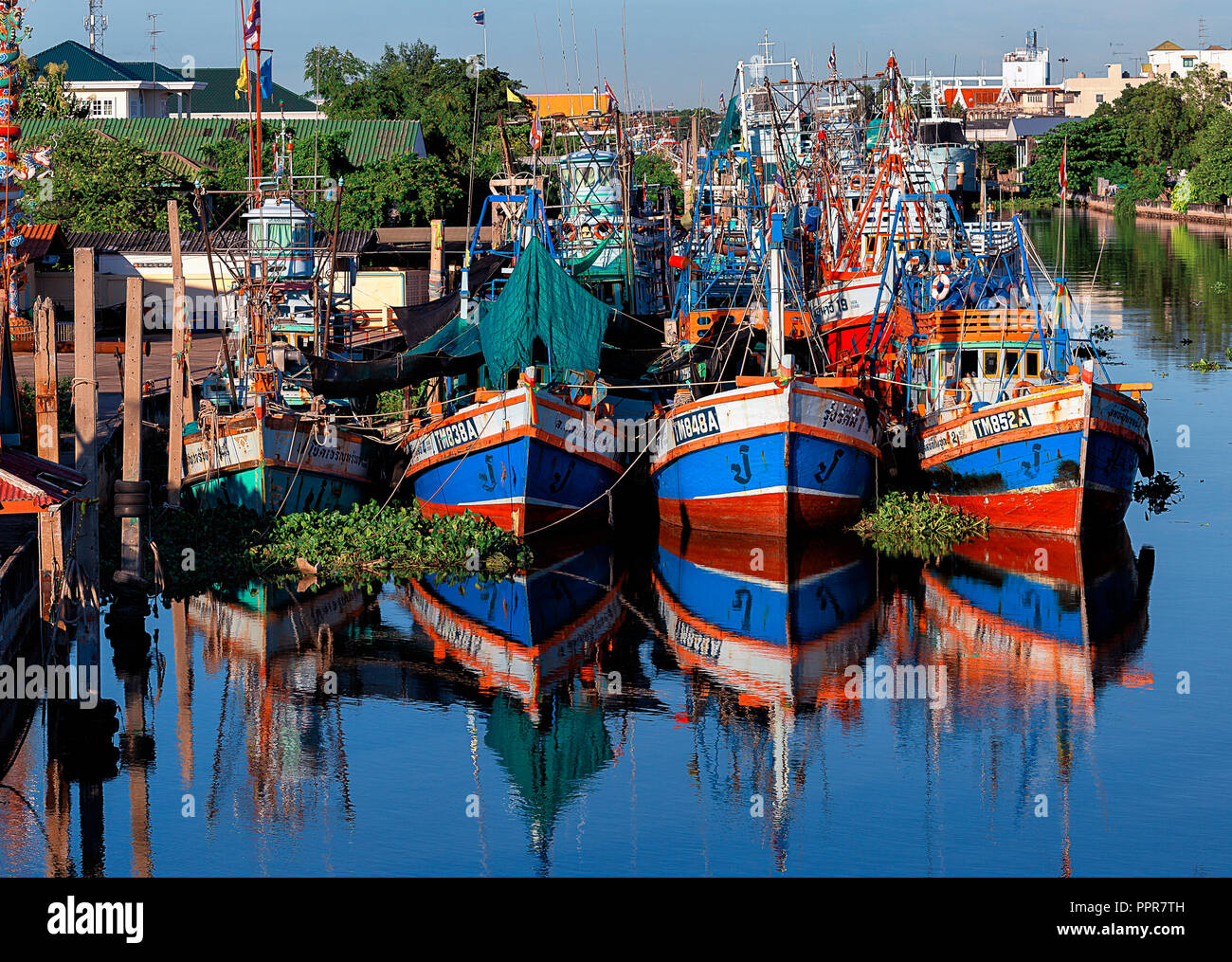 Barche da pesca in un porto in Thailandia Foto Stock