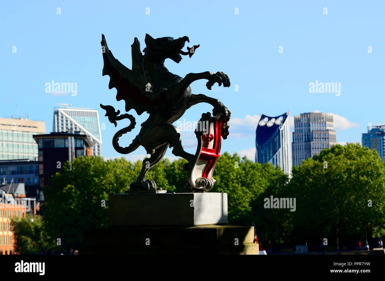 Dragon sul Victoria Embankment segnando il bordo della città di Londra. Londra, Inghilterra, Regno Unito. Edifici moderni sulla banca del sud in background Foto Stock