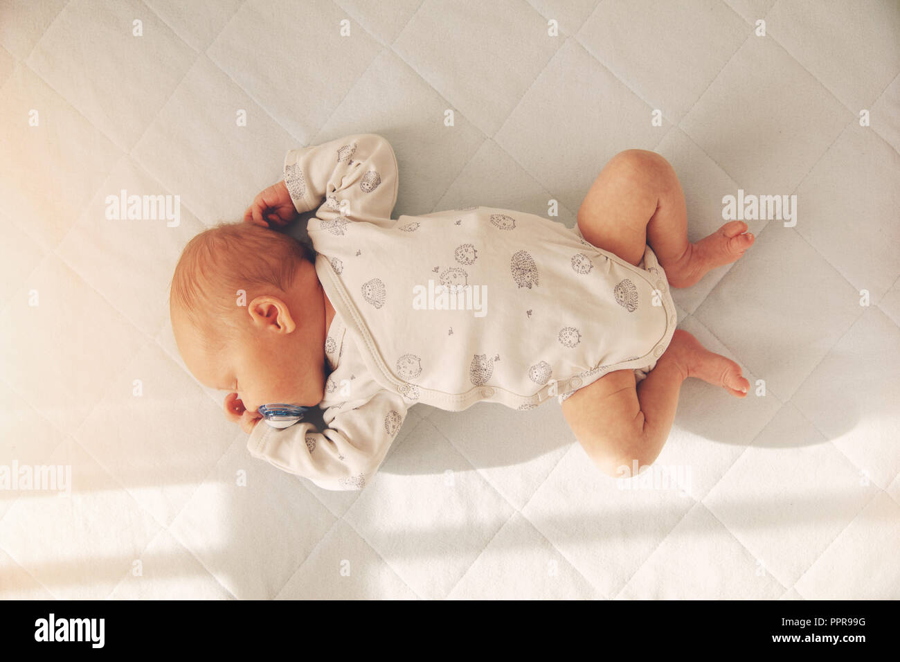 Neonato bambino addormentato in una culla. vista superiore Foto Stock