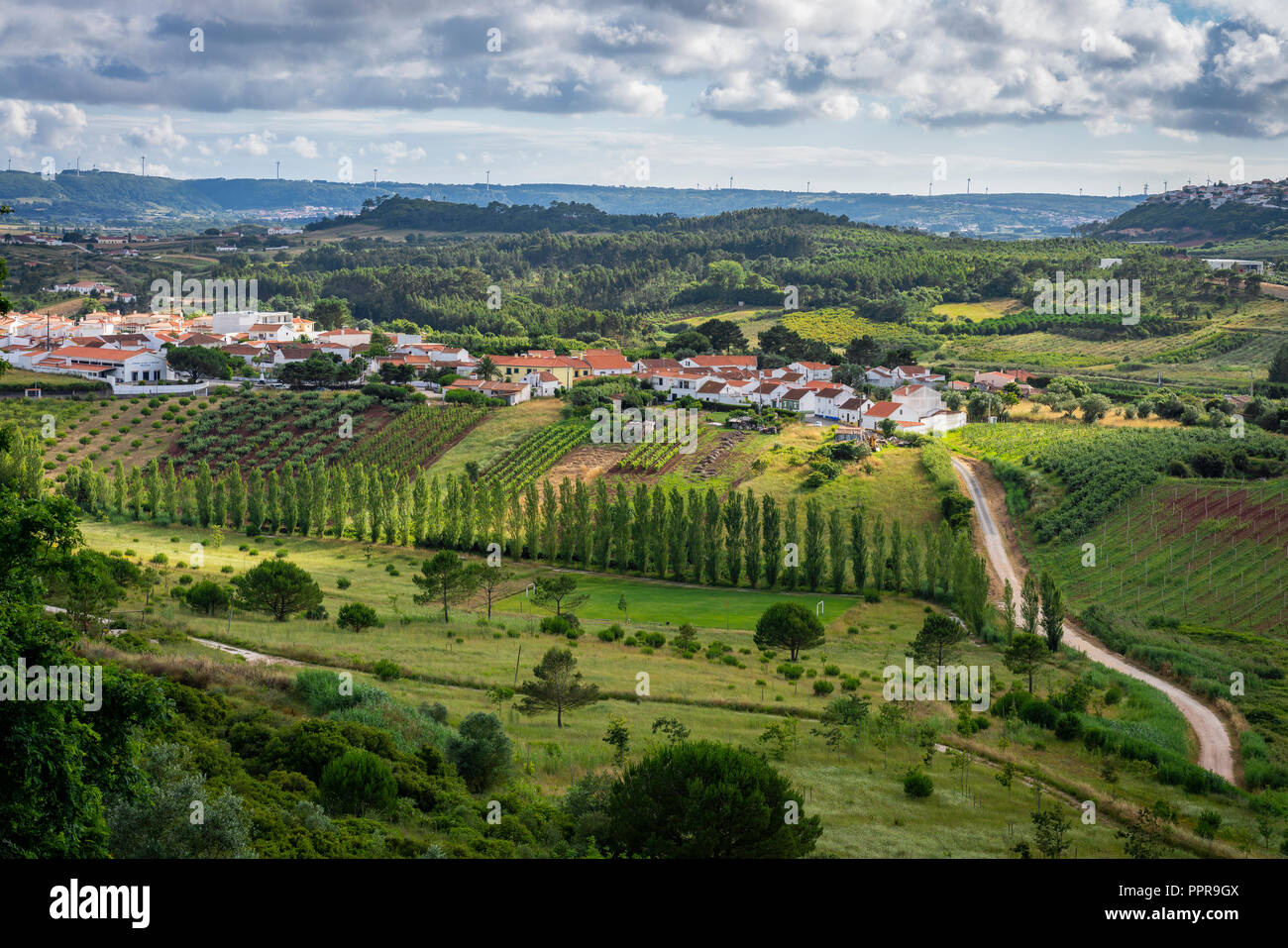 Vista della città portoghese nel paesaggio collinare del Oeste con verde e lussureggiante campagna Foto Stock