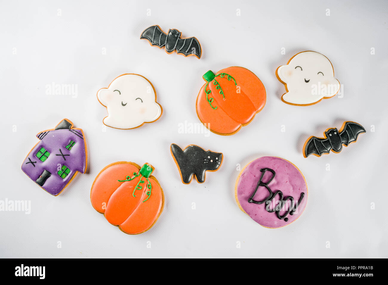 Halloween tradizionale per bambini trattare, panpepato biscotti con smalto  - zucca, bat gatto nero, ghost. Su sfondo bianco, vista dall'alto, Layout  copia s Foto stock - Alamy