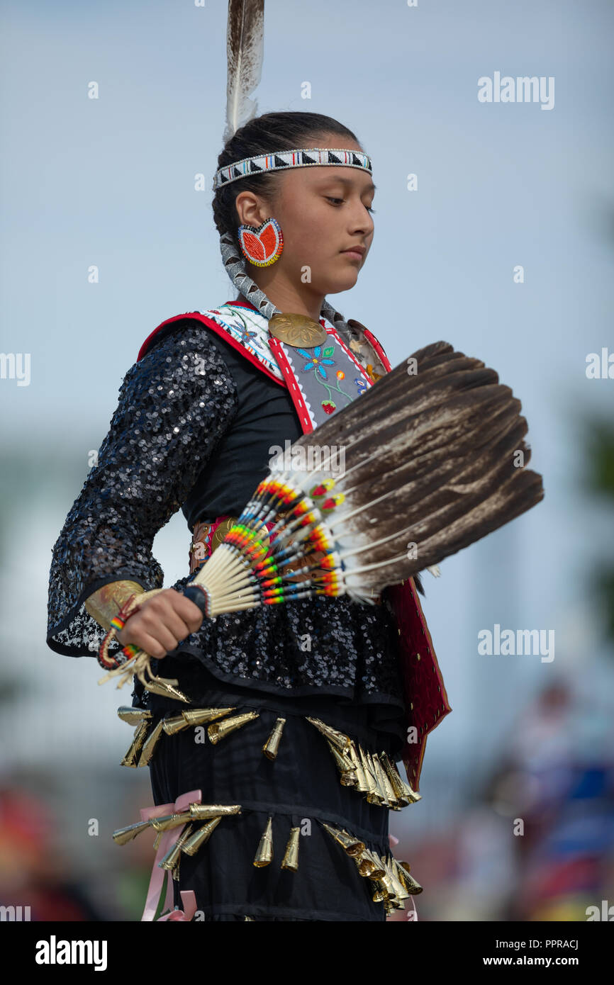 Milwaukee, Wisconsin, Stati Uniti d'America - 8 settembre 2018 Indian Summer Festival, ragazza indossando il tradizionale dei nativi americani abbigliamento, danzare al Pow Wow co Foto Stock