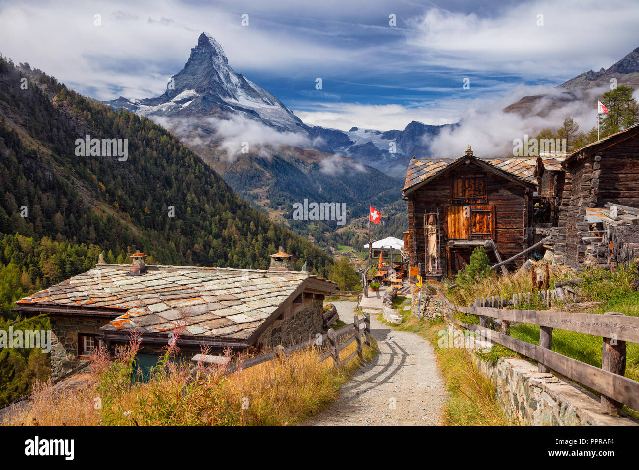 Alpi svizzere. Immagine di panorama delle Alpi Svizzere con il Cervino durante la stagione autunnale mattinata. Foto Stock