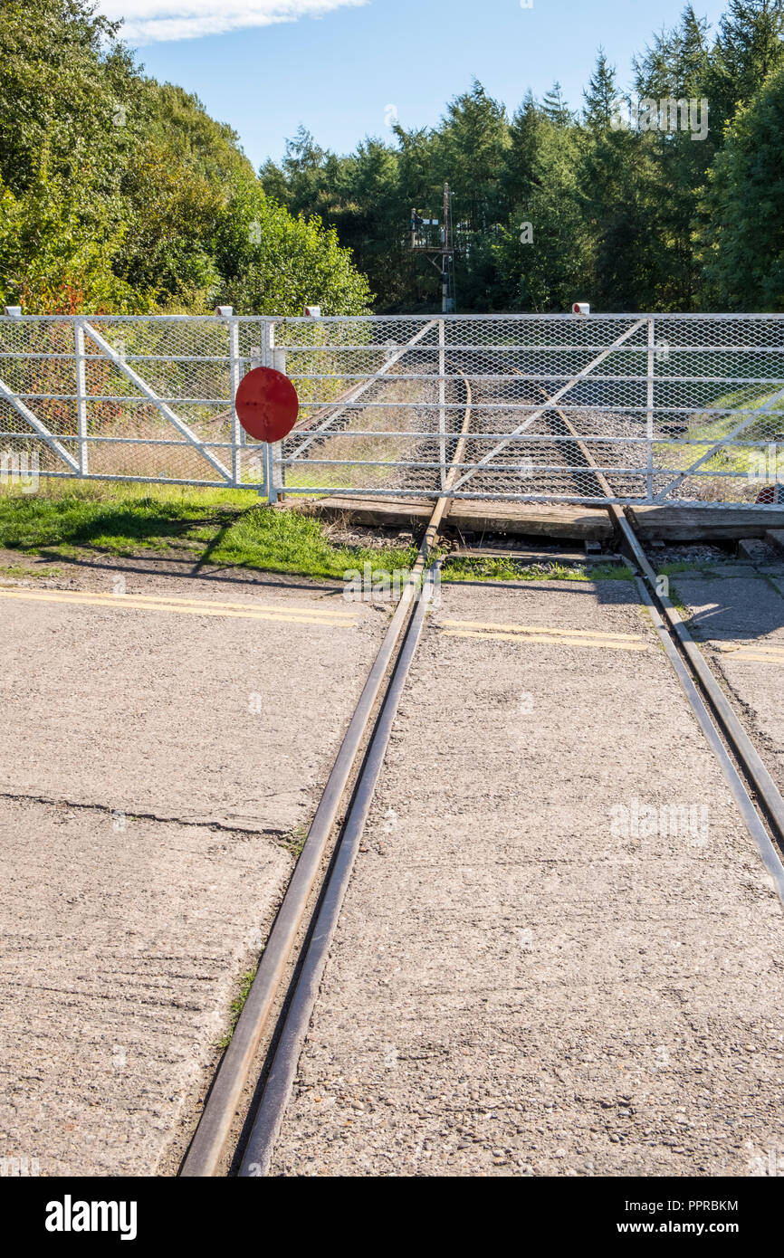 Traccia singola linea ferroviaria e vecchio stile di passaggio a livello con un cancello ad una road, Wolverhampton, Nottinghamshire, England, Regno Unito Foto Stock