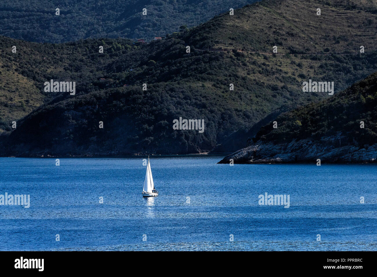 Barca a vela sulle acque che circondano l'isola d'Elba, Livorno, Italia. Foto Stock