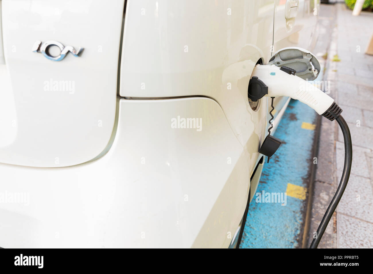 Peugeot Ion auto elettrica collegata ad un pubblico charching stazione sulla strada a Santa Cruz de la Palma Isole Canarie Spagna Foto Stock